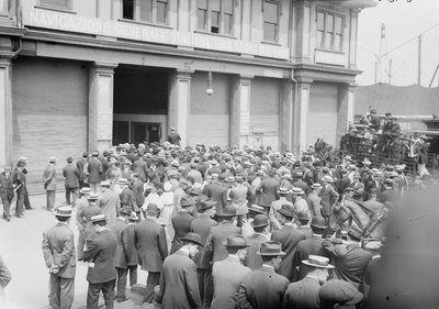 Eine Gruppe erwartet die Ankunft des ehemaligen Bürgermeisters von Rom, Ernesto Nathan, aus Neapel an Bord des Dampfschiffs Stampalia, New York City, 25. Mai 1914 von George Grantham Bain